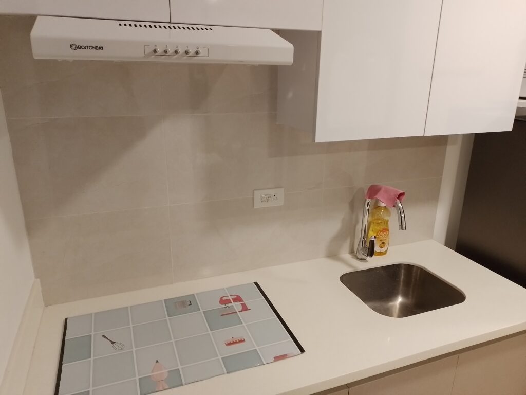 fully equipped kitchen with 4 burner induction stove